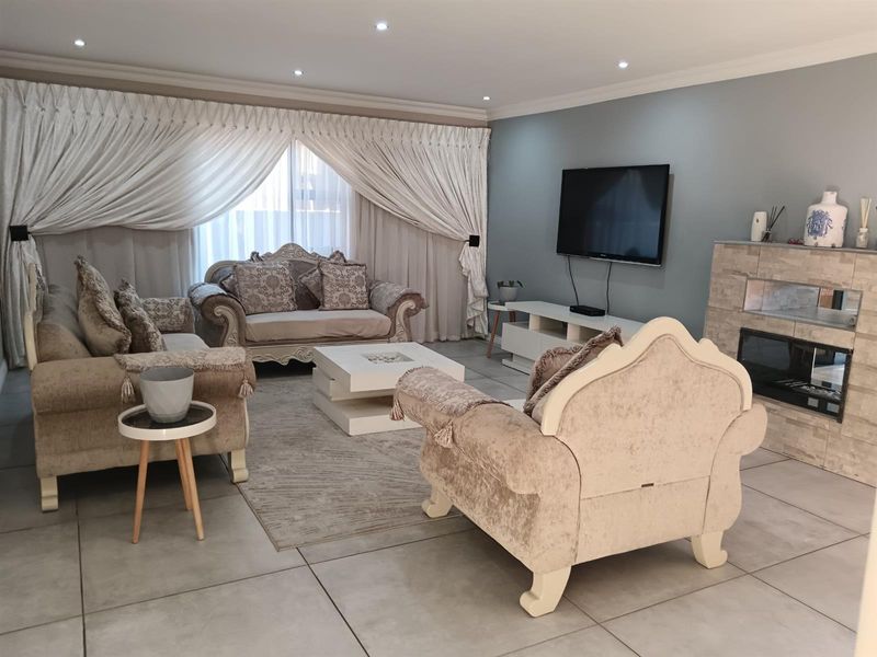 Luxurious 5-Bedroom Family Home in Secure Estate - Photo 2