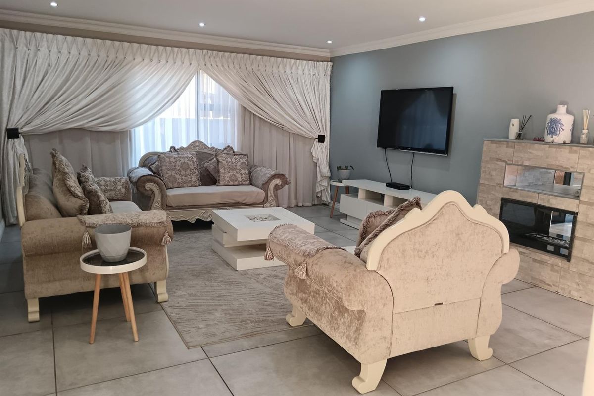 Luxurious 5-Bedroom Family Home in Secure Estate - Photo 2