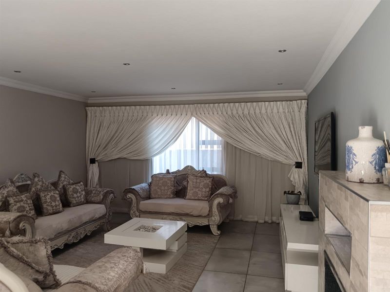 Luxurious 5-Bedroom Family Home in Secure Estate - Photo 5