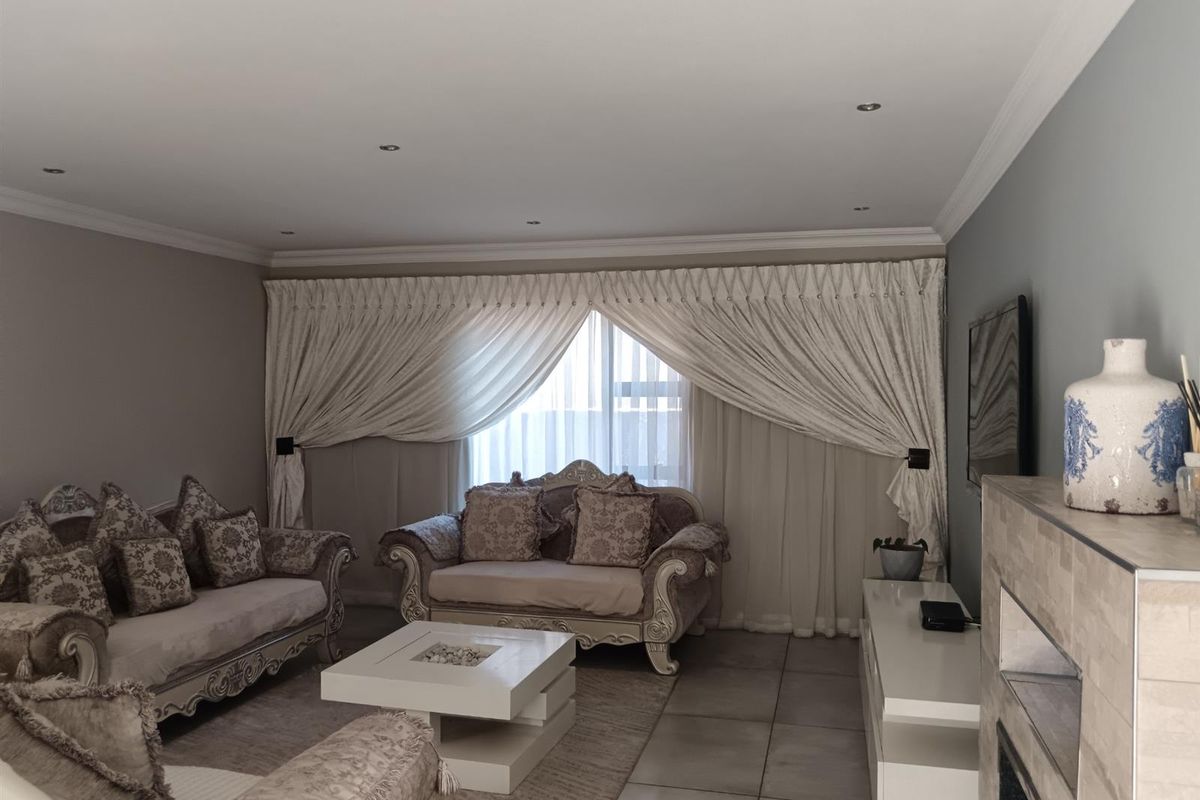 Luxurious 5-Bedroom Family Home in Secure Estate - Photo 5