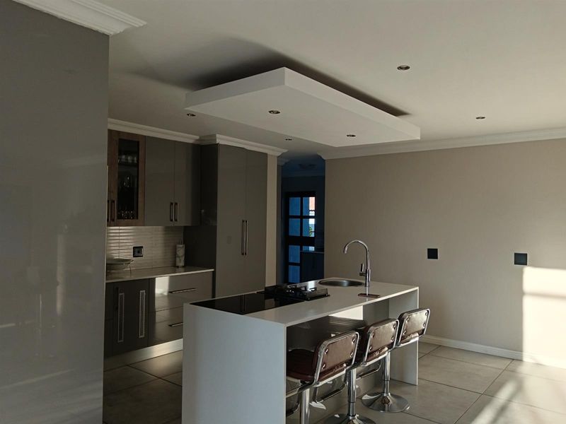 Luxurious 5-Bedroom Family Home in Secure Estate - Photo 10