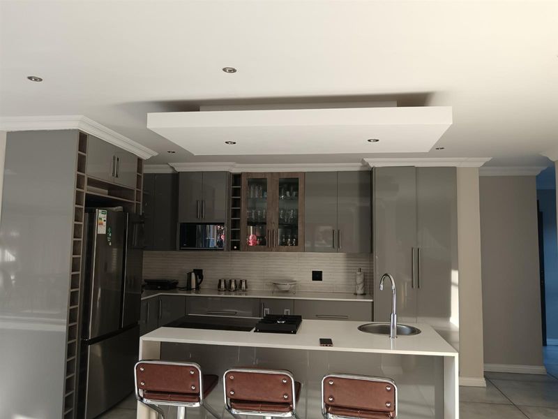 Luxurious 5-Bedroom Family Home in Secure Estate - Photo 9