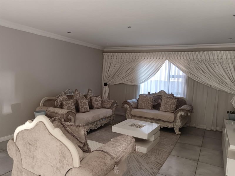 Luxurious 5-Bedroom Family Home in Secure Estate - Photo 8