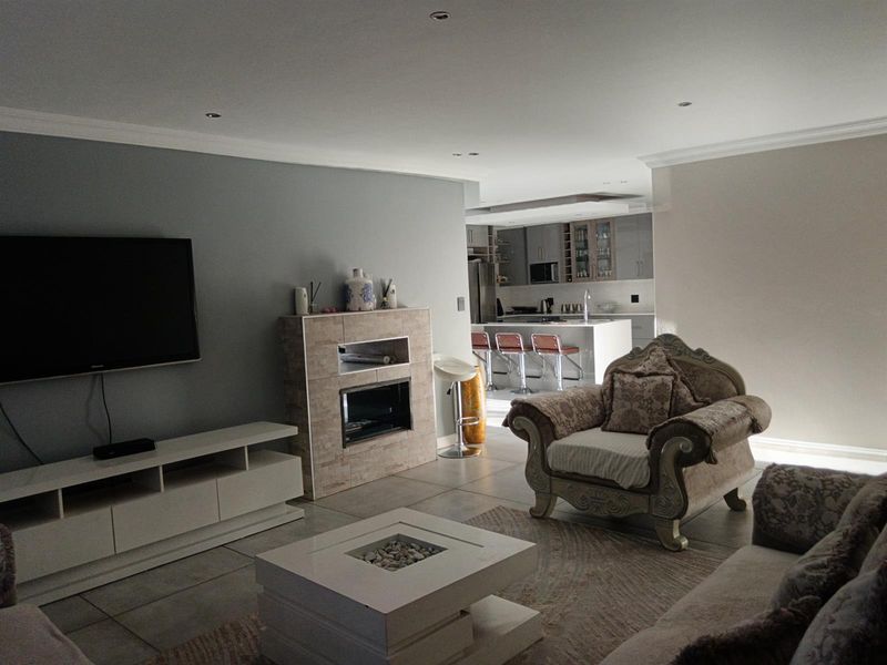 Luxurious 5-Bedroom Family Home in Secure Estate - Photo 3