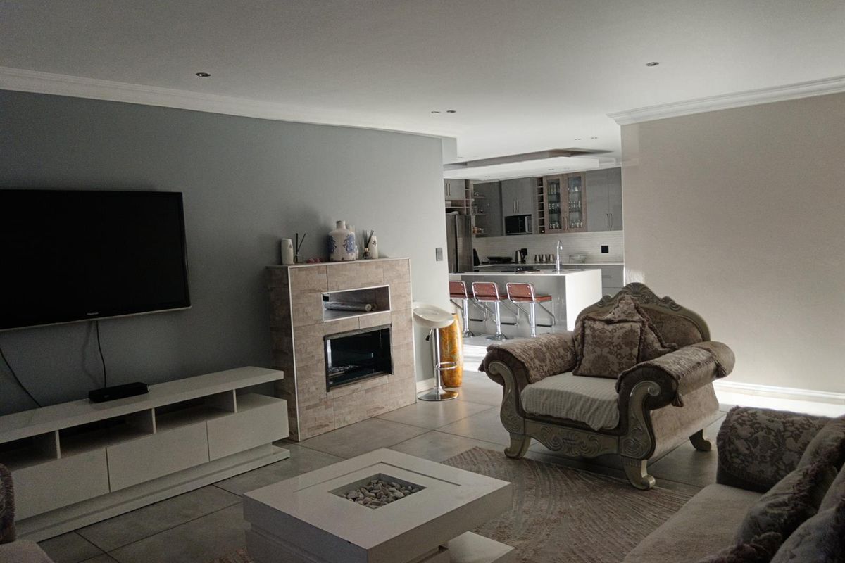 Luxurious 5-Bedroom Family Home in Secure Estate - Photo 3