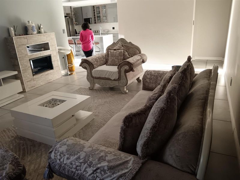 Luxurious 5-Bedroom Family Home in Secure Estate - Photo 4