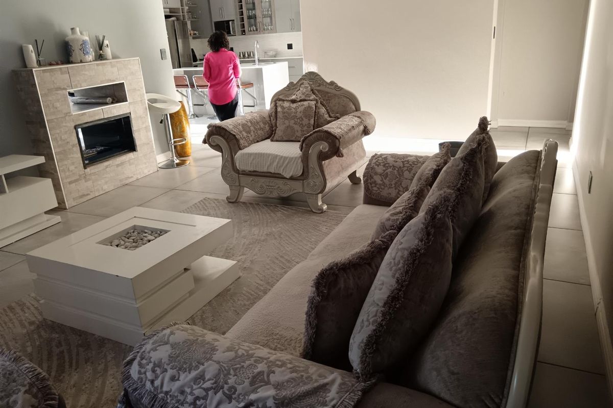 Luxurious 5-Bedroom Family Home in Secure Estate - Photo 4