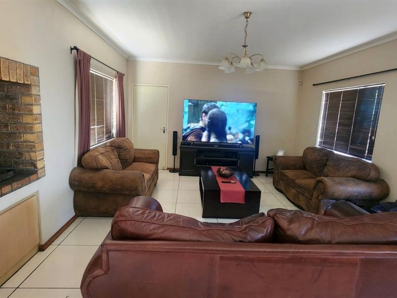 3 Bedroom Home for Sale in Tafelzicht - Photo 4