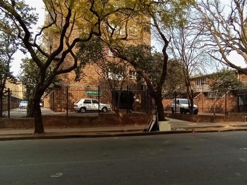 2 Bedroom Apartment in Sunnyside - Photo 2