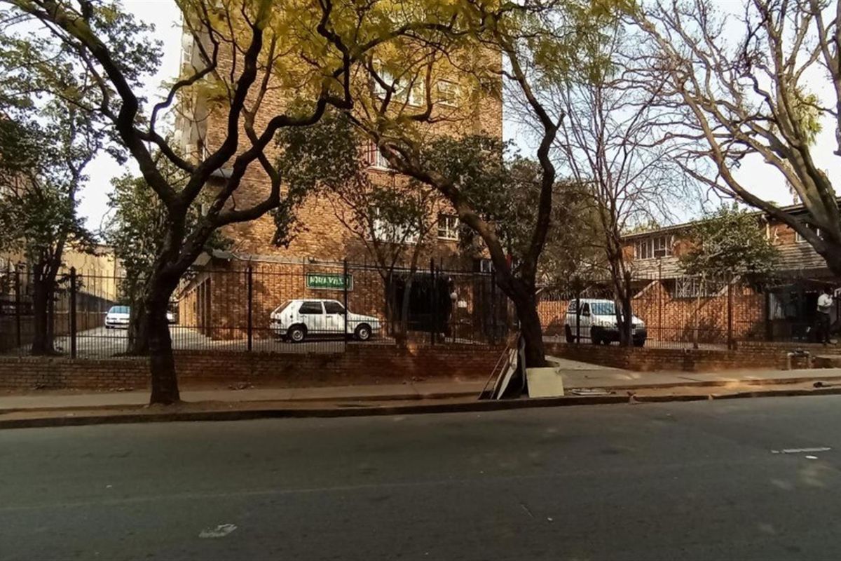2 Bedroom Apartment in Sunnyside - Photo 2