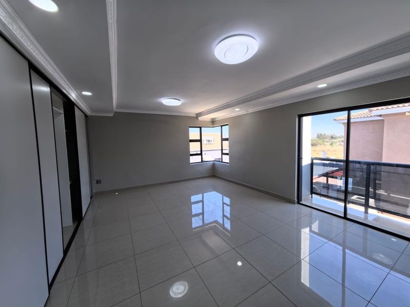 Ultra Modern 5 Bedroom Gem For Sale! - Photo 9