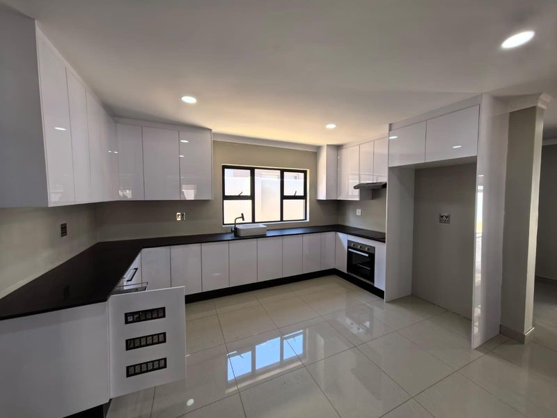 Ultra Modern 5 Bedroom Gem For Sale! - Photo 7