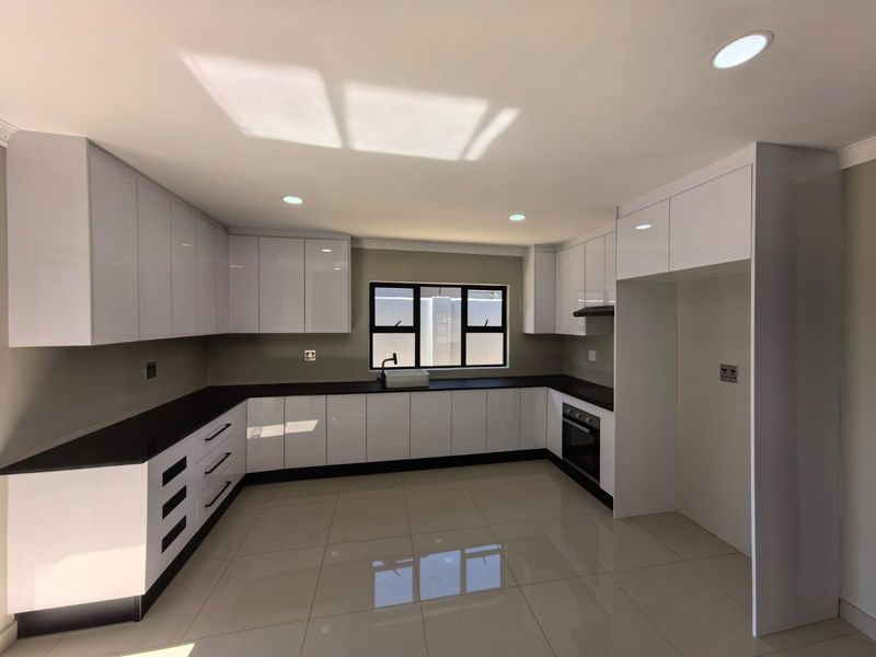 Ultra Modern 5 Bedroom Gem For Sale! - Photo 6