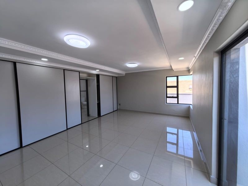 Ultra Modern 5 Bedroom Gem For Sale! - Photo 10