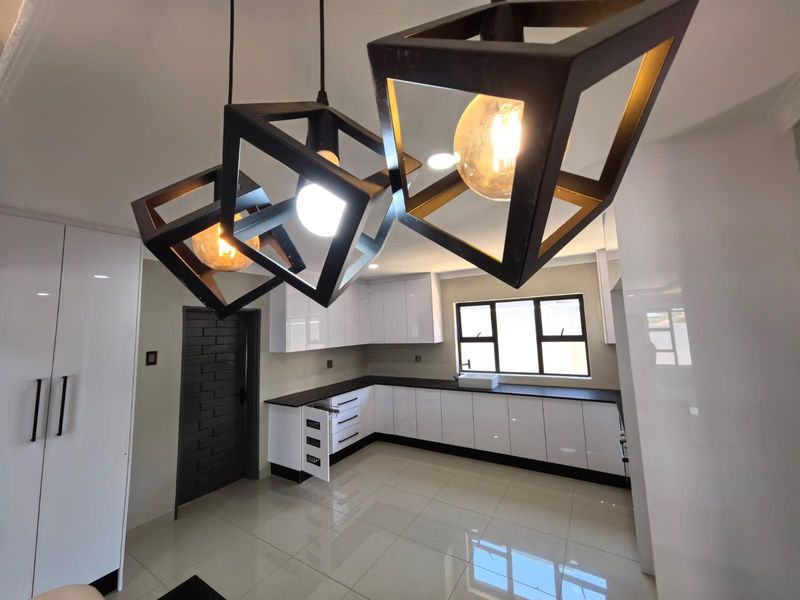 Ultra Modern 5 Bedroom Gem For Sale! - Photo 8