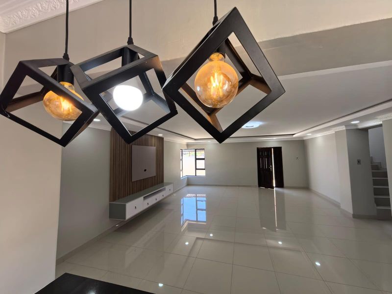 Ultra Modern 5 Bedroom Gem For Sale! - Photo 5