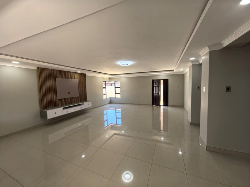 Ultra Modern 5 Bedroom Gem For Sale! - Photo 3