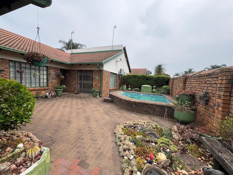 Spacious 4-Bedroom Home with Private Pool in Exclusive Huttenheights Complex - Photo 1