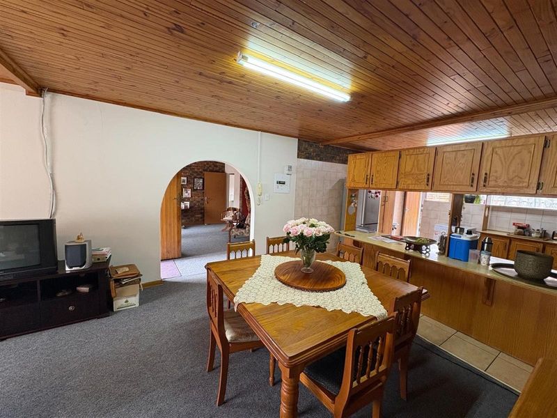 Spacious 4-Bedroom Home with Private Pool in Exclusive Huttenheights Complex - Photo 10
