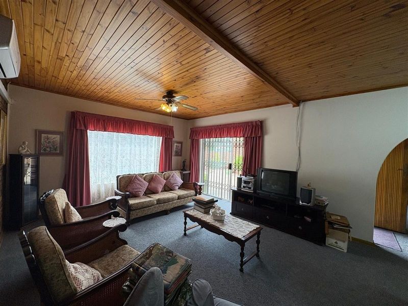 Spacious 4-Bedroom Home with Private Pool in Exclusive Huttenheights Complex - Photo 5