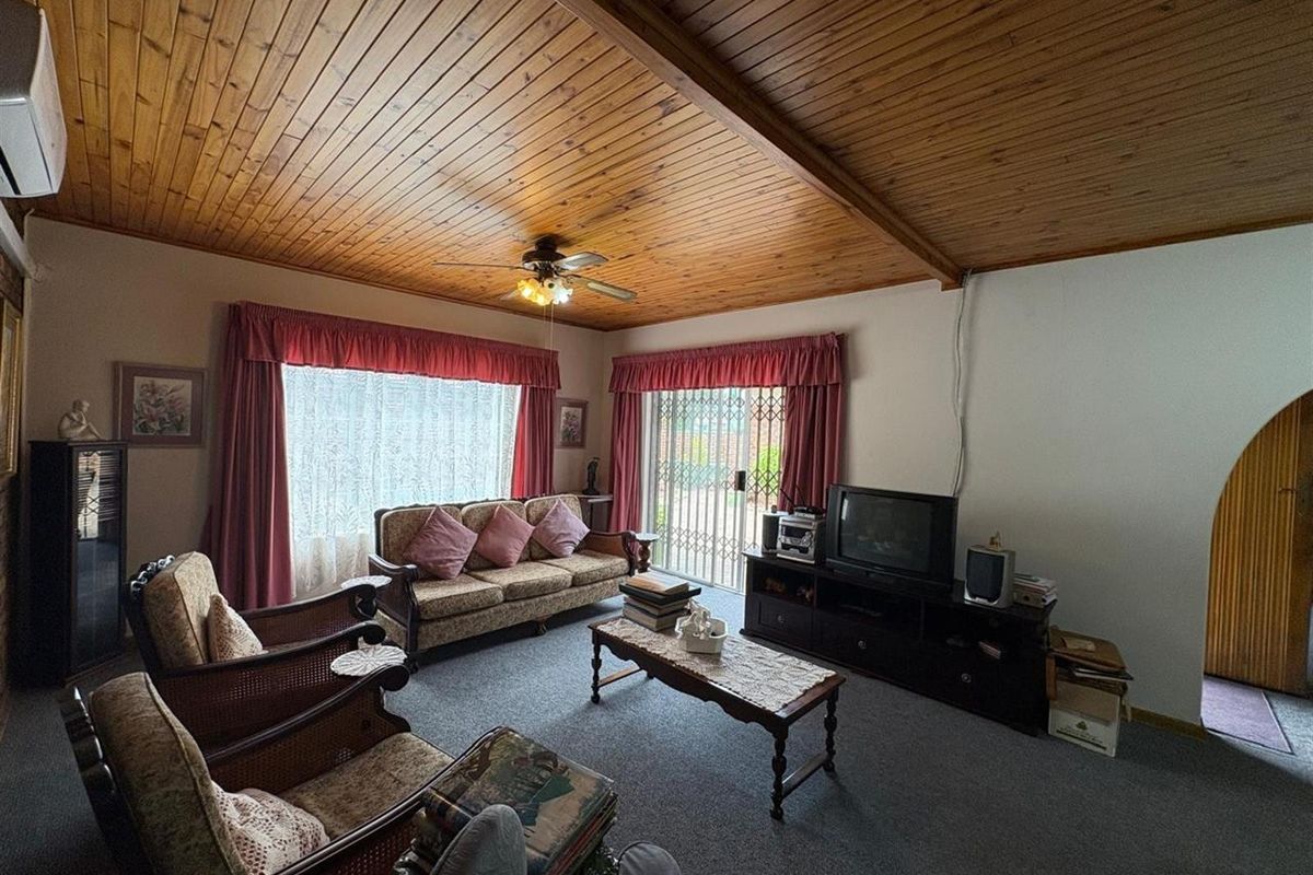 Spacious 4-Bedroom Home with Private Pool in Exclusive Huttenheights Complex - Photo 5