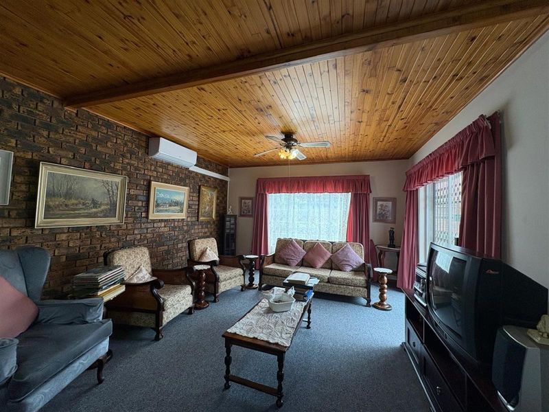 Spacious 4-Bedroom Home with Private Pool in Exclusive Huttenheights Complex - Photo 4
