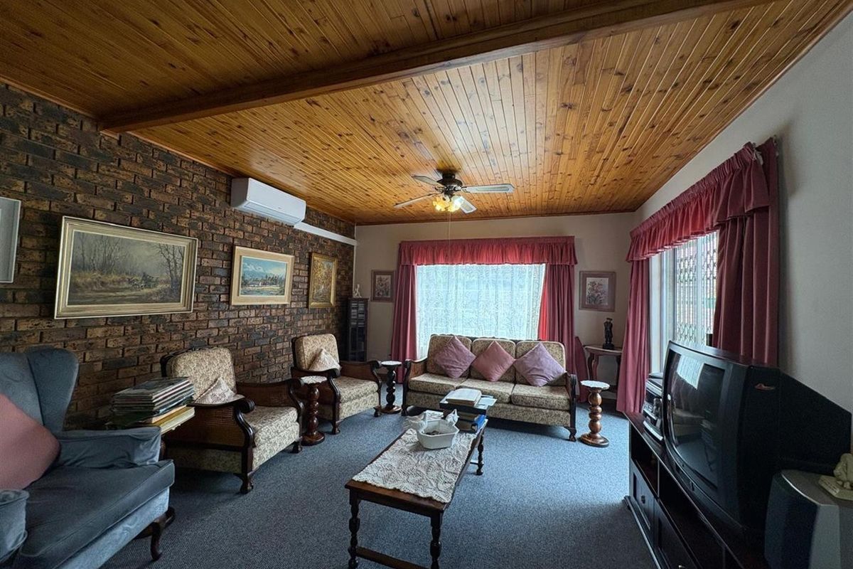 Spacious 4-Bedroom Home with Private Pool in Exclusive Huttenheights Complex - Photo 4
