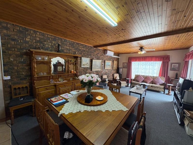 Spacious 4-Bedroom Home with Private Pool in Exclusive Huttenheights Complex - Photo 9