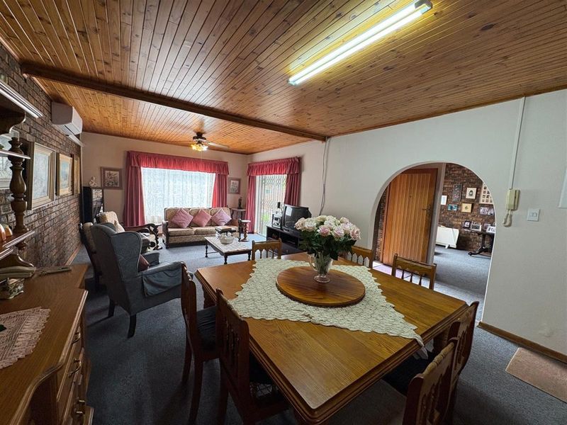 Spacious 4-Bedroom Home with Private Pool in Exclusive Huttenheights Complex - Photo 8