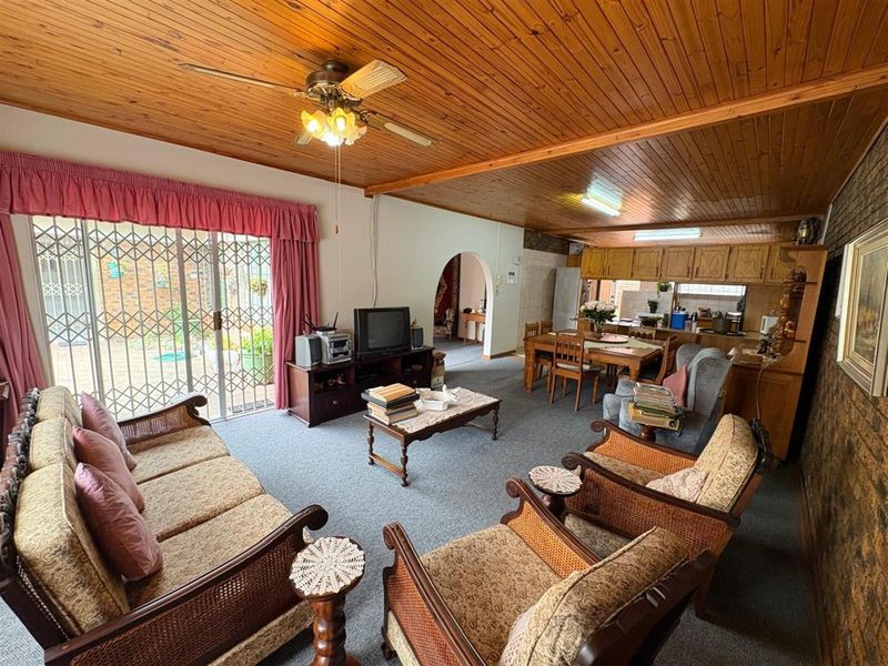 Spacious 4-Bedroom Home with Private Pool in Exclusive Huttenheights Complex - Photo 7