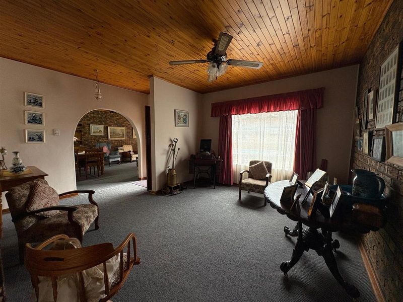 Spacious 4-Bedroom Home with Private Pool in Exclusive Huttenheights Complex - Photo 3