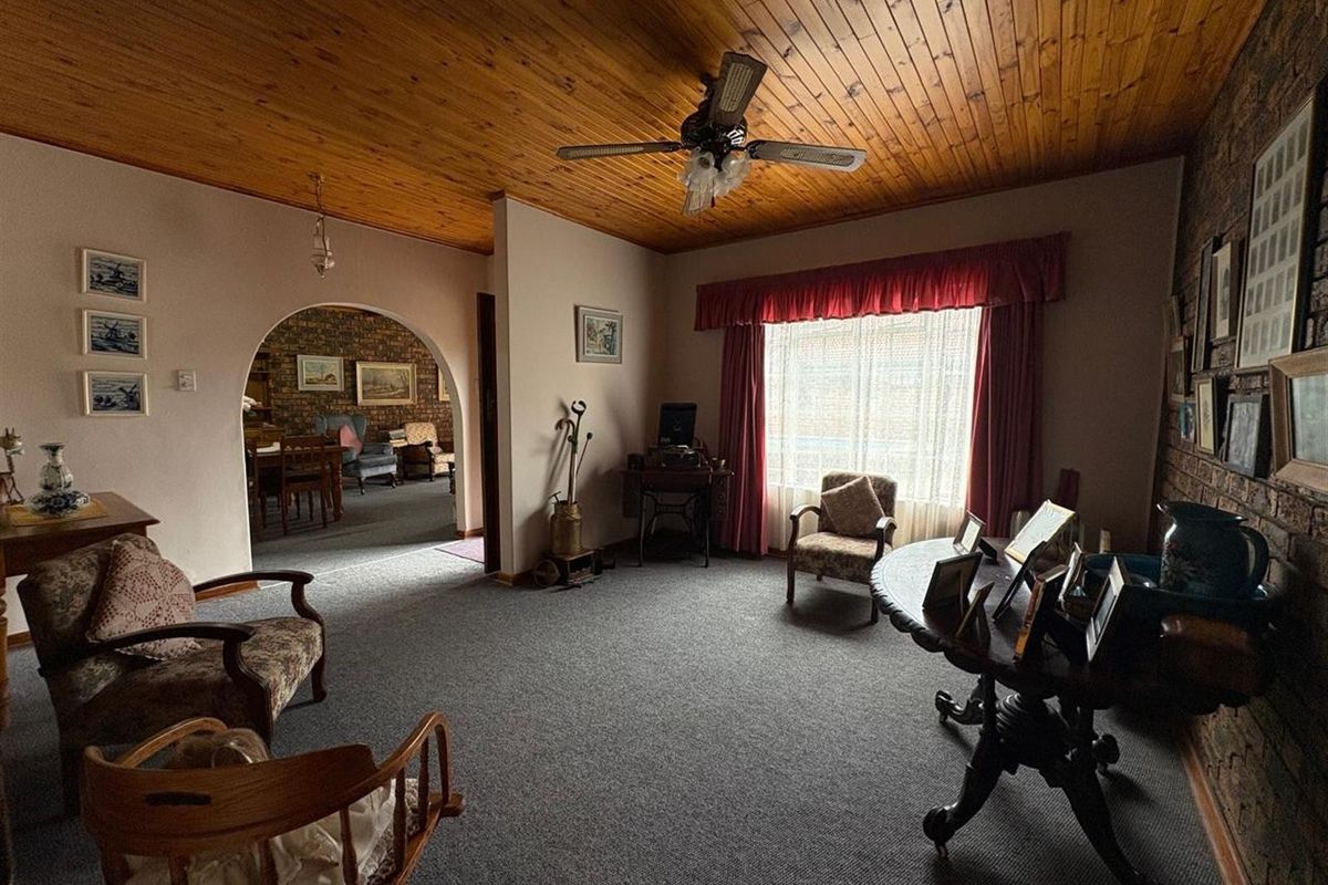 Spacious 4-Bedroom Home with Private Pool in Exclusive Huttenheights Complex - Photo 3