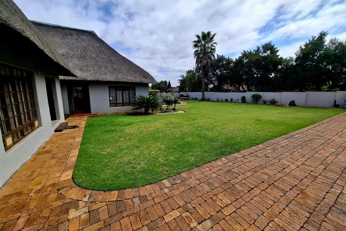 Step into a world where every day feels like a getaway. Family home with flatlet for extended family - Photo 3