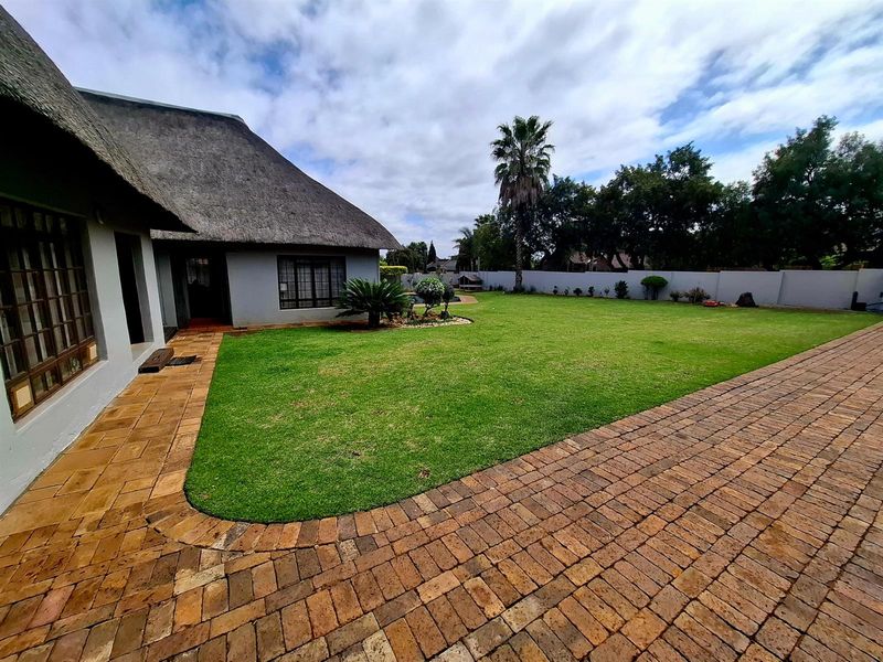 Step into a world where every day feels like a getaway. Family home with flatlet for extended family - Photo 3