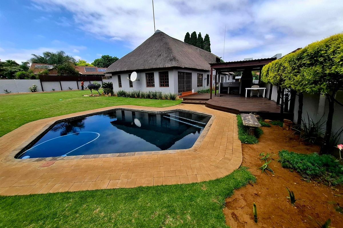 Step into a world where every day feels like a getaway. Family home with flatlet for extended family - Photo 5