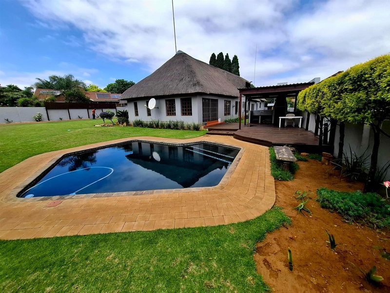 Step into a world where every day feels like a getaway. Family home with flatlet for extended family - Photo 5