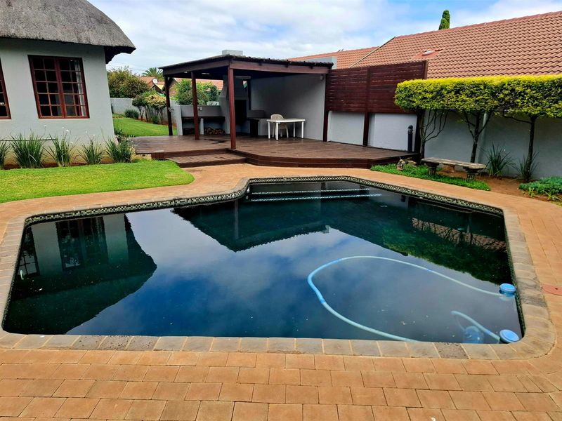 Step into a world where every day feels like a getaway. Family home with flatlet for extended family - Photo 2