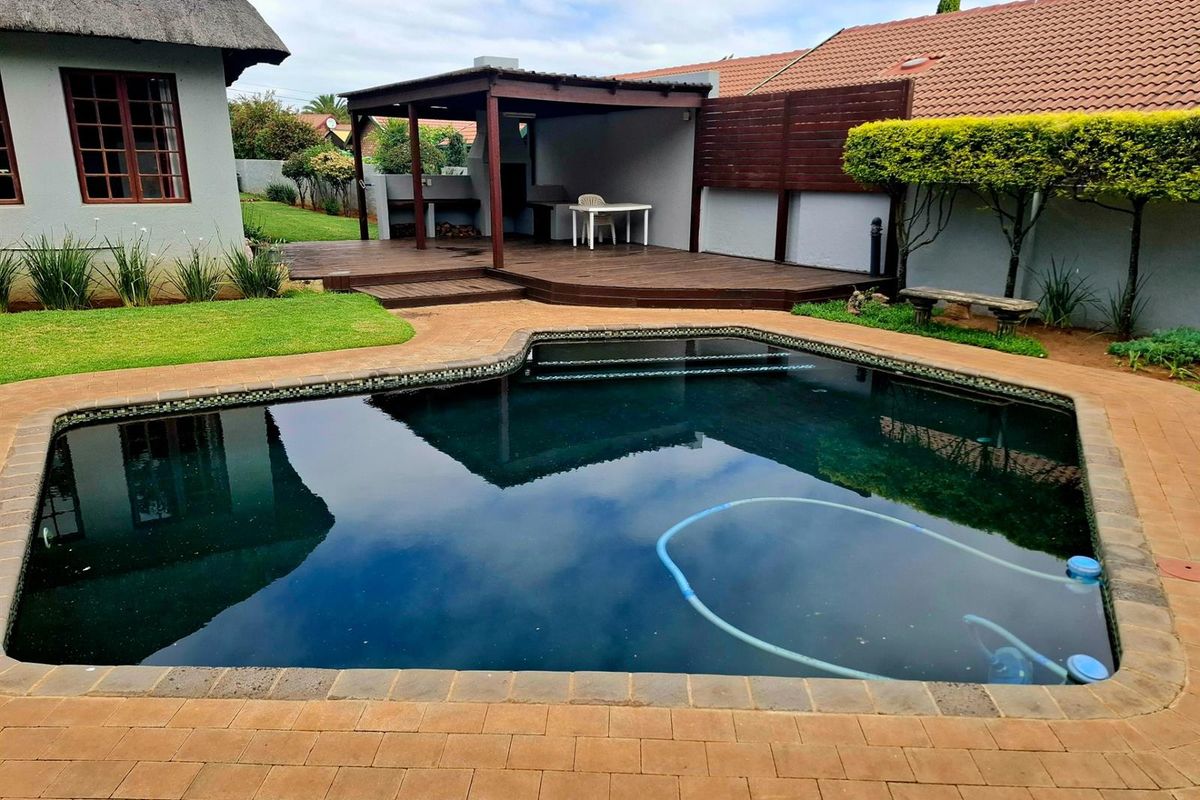 Step into a world where every day feels like a getaway. Family home with flatlet for extended family - Photo 2