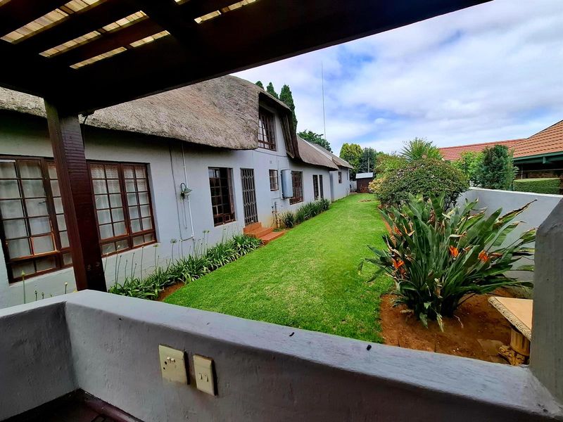 Step into a world where every day feels like a getaway. Family home with flatlet for extended family - Photo 7