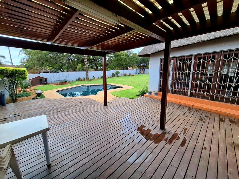 Step into a world where every day feels like a getaway. Family home with flatlet for extended family - Photo 6