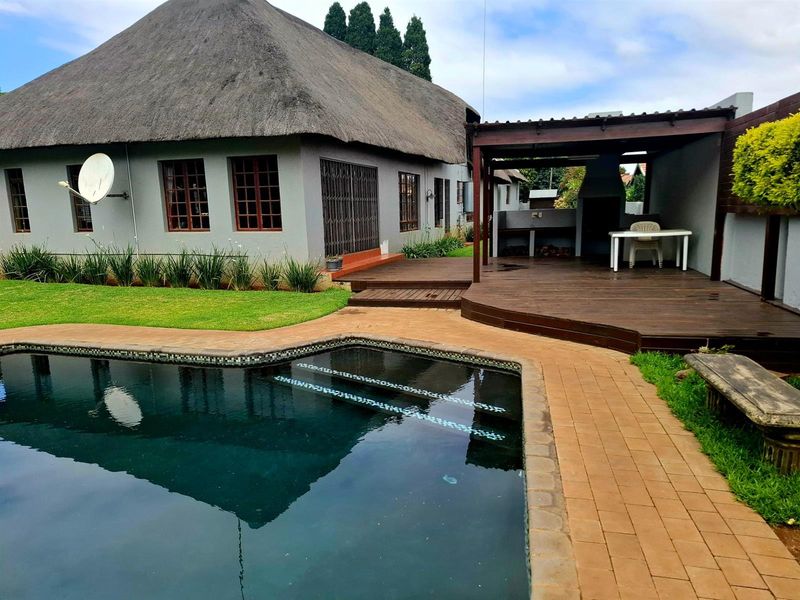 Step into a world where every day feels like a getaway. Family home with flatlet for extended family - Photo 4