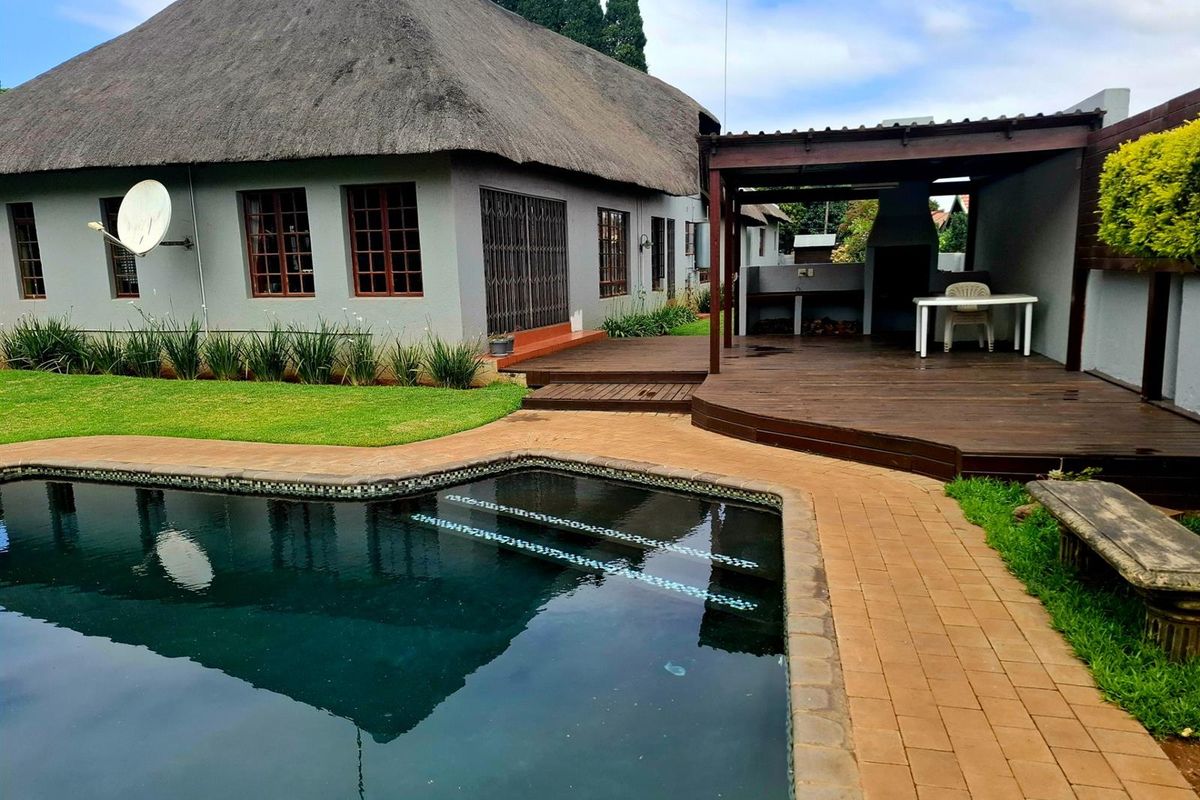 Step into a world where every day feels like a getaway. Family home with flatlet for extended family - Photo 4