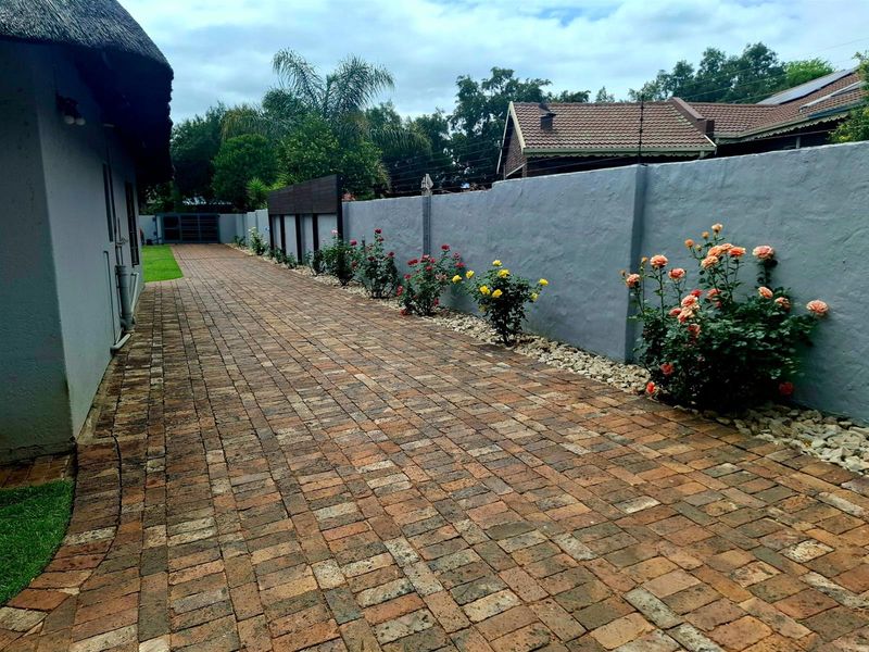 Step into a world where every day feels like a getaway. Family home with flatlet for extended family - Photo 10