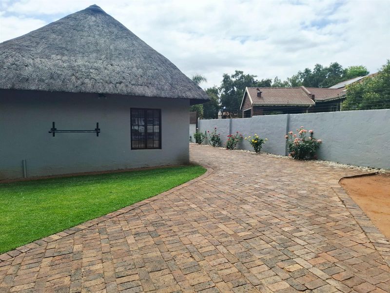 Step into a world where every day feels like a getaway. Family home with flatlet for extended family - Photo 9