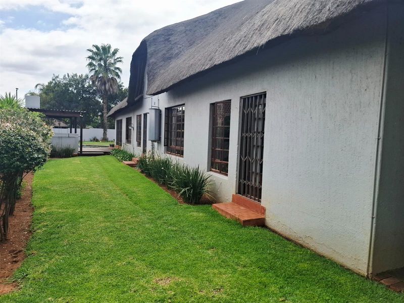 Step into a world where every day feels like a getaway. Family home with flatlet for extended family - Photo 8