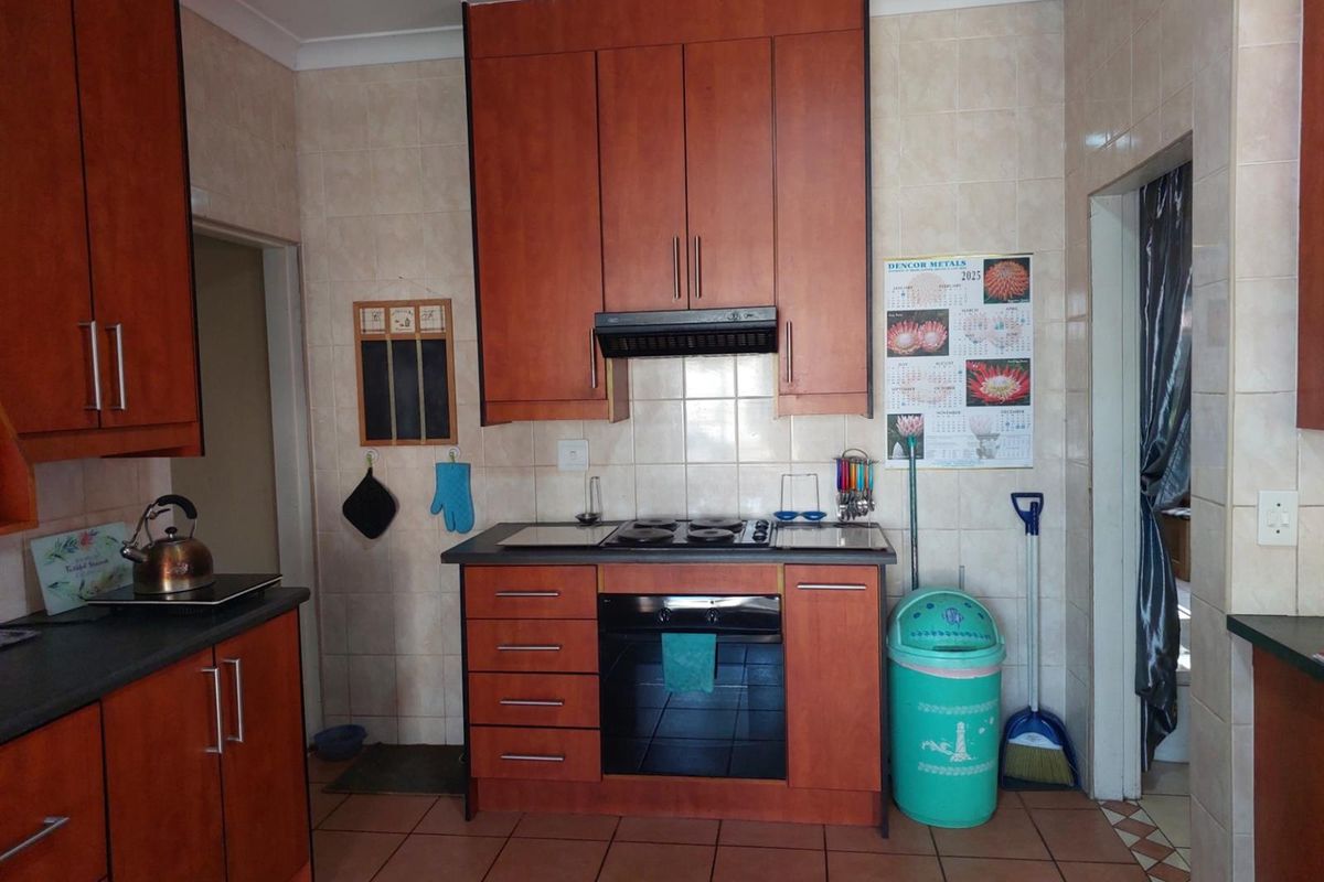​Spacious 3-Bedroom Family Home with Income Potential - Boksburg South - Photo 3