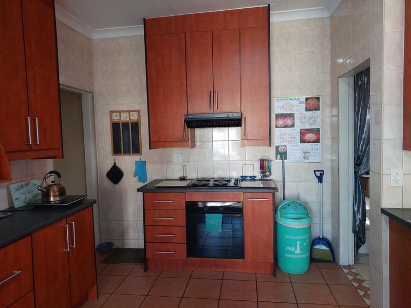 ​Spacious 3-Bedroom Family Home with Income Potential - Boksburg South - Photo 3