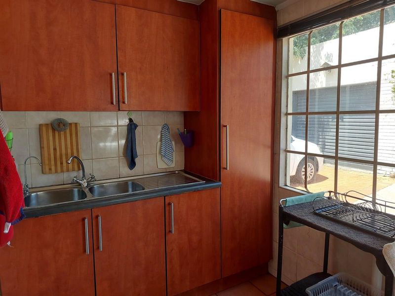 ​Spacious 3-Bedroom Family Home with Income Potential - Boksburg South - Photo 6