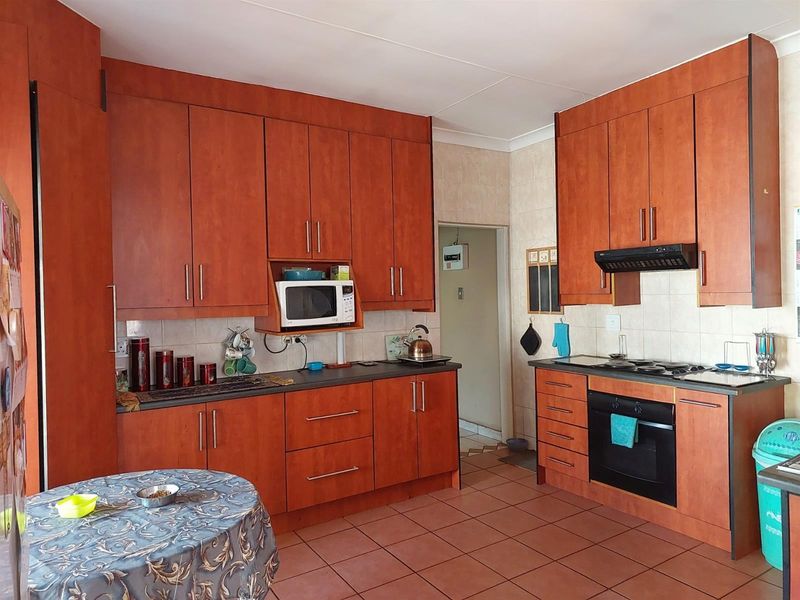 ​Spacious 3-Bedroom Family Home with Income Potential - Boksburg South - Photo 2