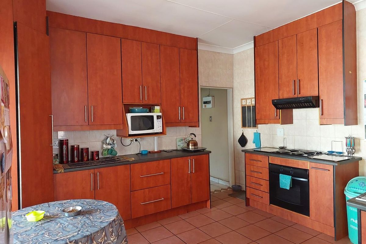 ​Spacious 3-Bedroom Family Home with Income Potential - Boksburg South - Photo 2